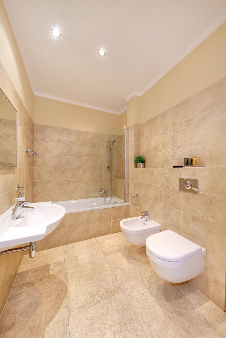 Hunger Aparthotel 4*